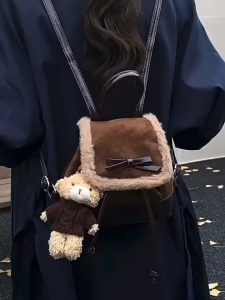 EchoBliss  กระเป๋าเป้สไตล์เกาหลีน่ารัก ผิวหนังเทียมขนเฟอร์ พร้อมตุ๊กตาหมี กระเป๋าถุงทรงน้ำ.bucket แฟชั่นสำหรับสาวๆ