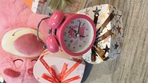 Đồng Hồ Báo Thức Hình Gấu Dâu Cổ Điển Chất Liệu Kim Loại Dễ Thương Làm Decor Quà Tặng