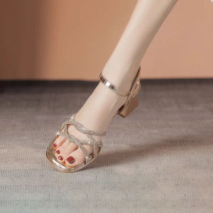 รองเท้าแตะส้นสูงแบบสวมหัวเหลี่ยมสำหรับผู้หญิง ทรงแฟชั่นฤดูร้อน 2025 รองเท้าแตะหนังแท้ส้นกลาง สายรัดแบบหนา ประดับเพชร รองเท้าแตะส้นสูงสำหรับผู้หญิง