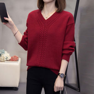 เสื้อสเวตเตอร์คอวีสีแดงนิตยืดหยุ่นสำหรับคุณแม่วัยกลางคน ทรงหลวม หนา หรูหรา ฤดูใบไม้ร่วง/ฤดูหนาว ใหม่ล่าสุด