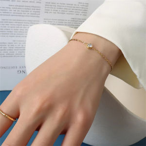 สร้อยข้อมือเหล็กไทเทเนียมล้างทําความสะอาดได้พร้อมเพชรประกายเดี่ยว เรียบง่าย บุคลิกภาพแฟชั่นระดับไฮเอนด์ที่เรียบง่าย Ins Micro-set สไตล์เย็น
