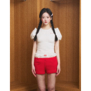 เสื้อยืดแขนสั้นพิมพ์ลายแขนฟองรัดเอวสไตล์ฤดูใบไม้ผลิและฤดูร้อนดีไซน์ดั้งเดิมจาก WiLd R สีสันสดใสสำหรับผู้หญิง