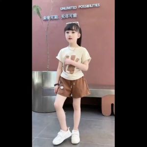 ชุดเช็ตเด็กผญ เสื้อยืดแขนสั้นเด็กหญิง การตกแต่งตัวอักษรอย่างมีสไตล์ ชุดกีฬาผ้าฝ้ายระบายอากาศบริสุทธิ์สองชิ้น2375