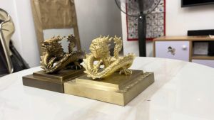 Ấn hoàng đế chi bảo bằng đồng tỉ lệ 1:1 cỡ to: cạnh dài 13.8cm cao 11cm nặng 2.3kg 2 màu: Vàng và nâu