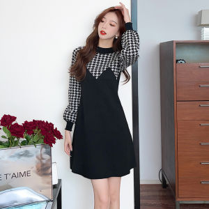 ชุดเดรสแบบถักคอนทราสต์สีลายตารางกระโปรงสตรีพันแบบเกาหลีแฟชั่นใหม่สีคมชัดเพรียวบางชุดเดรสผ้าขนสัตว์