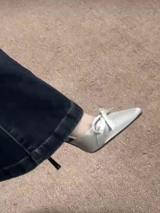 รองเท้าส้นสูงผูกโบว์ผีเสื้อสีเงินสไตล์ฝรั่งเศส ฤดูใบไม้ร่วง/ฤดูหนาว รองเท้าส้นเดี่ยวแบบเปิดหน้าเท้า ทรงหัวแหลม รองเท้าแฟชั่นสำหรับผู้หญิง