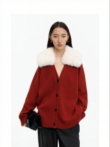 100% Wool Knitwear with Detachable Collar