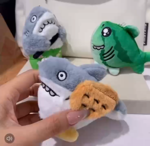 PDพวงกุญแจตุ๊กตาฉลามสุดครีเอทีฟ มีหลายแบบให้เลือก น่ารักสดใสคู่ใจคุณ