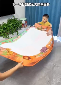 (100*80 ซม)-เด็ก 1 ปีขึ้นไป สมุดระบายสี กระดานลบได้ ของขวัญสำหรับหนุ่มๆสาวๆ ของเล่นสำหรับเด็ก เส้นขยุกขยิก Montessori การศึกษา ผ้าใบวาดภาพขนาดใหญ่ เสื่อจิตรกรรมนำมาใช้ใหม่ กิจกรรม Diy เมจิกน้ำจิตรกรรมชุด