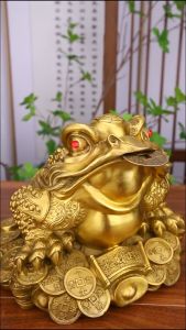 金蟾 招财三脚蟾 開光招财 FENG SHUI Money Lucky 风水 聚宝盆 摆件 元宝 蟾蜍 摆件 新年 婚礼 拜神 开业礼品 神台 五帝钱 風水擺件 旺财 Copper Fortune Frog Home Decor