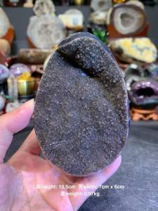 natural shine dragon egg agate arounding天生丽质这般闪✨😗 💯稀少异象闪晶 #天然原矿水晶龙蛋 蓝红双色玛瑙边  原矿玄武岩💯 晶体小小颗爆花&细沙满天星⭐️👍👍  高height: 10.5cm  宽width: 7cm x 6cm 重weight: 0.57kg  📍Johor Bahru 区可自行取货或邮寄服务