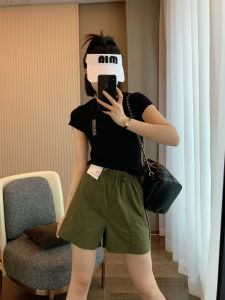 เสื้อยืดคอกลมแขนสั้นทรงสลิมฟิตสำหรับผู้หญิง เส้นใยโพลีเอสเตอร์ 100% แบรนด์ in BLUE ทรงลำลอง ฤดูร้อน 2024