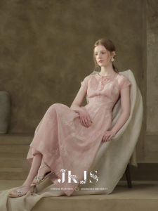 JK&JS | Đầm Cheongsam Màu Hồng Thêu Hoa trên Vải Lụa Linen