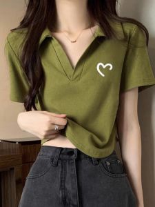 เสื้อยืดคอโปโลแขนสั้นผ้าฝ้ายแท้สำหรับผู้หญิง ฤดูร้อน 2025 ดีไซน์ใหม่ สไตล์เกาหลี ดีไซน์โค้งด้านล่าง เสื้อสั้น เทรนด์ใหม่