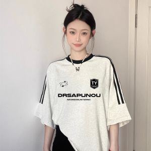 เสื้อยืดแขนสั้นคอตตอนสีเทาสไตล์ย้อนยุคสไตล์อเมริกันสำหรับผู้หญิงในช่วงฤดูร้อน ทรงหลวม ไซส์ใหญ่ เทรนด์แฟชั่น 3 แถบ แขนสั้น