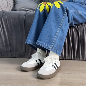 รองเท้าแฟชั่น สไตลล์สเก็ตบอร์ด สตรี รองเท้าส้นเตี้ยผูกเชือกอเนกประสงค์ลายทางสีขาวและดำ