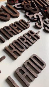 Chữ gỗ dán tường Chữ nổi trang trí Chữ gỗ dán tường Chữ gỗ decor Chữ dán tường decor Chữ decal tường dán tường decor màu đậm