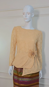 เสื้อลูกไม้ออกงานคอปาดเข็มกลัดดอกแก้ว