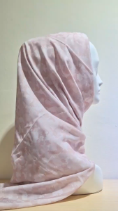 Elzatta KAILA PIXEL CASABLANCA Segiempat Motif Bahan Pollycotton Terdapat Plat Emas Elzatta Size 110 cm x 110 cm hijab gampang dibentuk adem nyaman