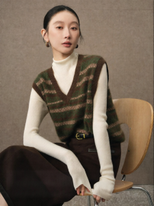 SUSHE | Pom-Pom Raccoon Velvet Retro V-Neck Knitted Vest