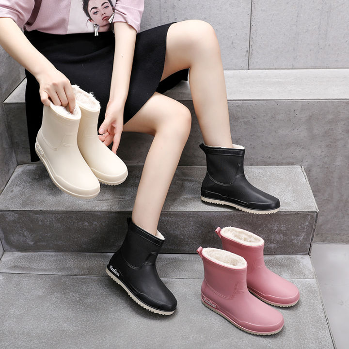 Short lined rain outlet boots