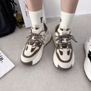 พร้อมส่งจากไทย 2025สไตล์ใหม่ Q123รองเท้าผ้าใบ แฟชั่นผู้หญิง เสริมส้น 5ซม ด้านล่างหนาลื่นรองเท้าแพนด้า รองเท้าวิ่งลำลอง