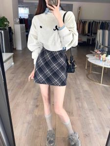 กระโปรงสั้นทรงเอผ้าขนสัตว์ลายสก็อตเอวสูงไซส์ใหญ่กระชับสัดส่วนสำหรับผู้หญิง ฤดูใบไม้ผลิและฤดูใบไม้ร่วง กระโปรงสั้นสไตล์เกาหลี