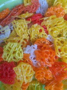 kerupuk mawar warna warni mentah