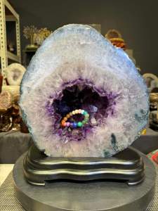 high grade amethyst geode crystal 💯天然紫晶钱袋子 紫度深美 绿幽灵共生 顶部带些小钛晶边  🆓附送特制实木底座  整体高: 31.5cm   底座宽: 26.5x23cm  重: 12.5kg 钱袋子宽: 27cm  洞深: 8cm