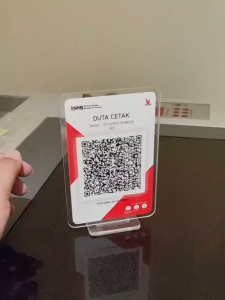 Cetak QRIS 2 Sisi + Dudukan Akrilik / Bolak balik Stand Akrilik Ukuran 95 x 14cm