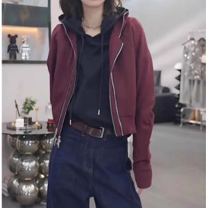 เสื้อสเวตเตอร์มีฮู้ดสีแดงหลวมๆ สไตล์อเมริกัน ฤดูใบไม้ร่วง 2025 เสื้อคลุมคาร์ดิแกนแฟชั่นสำหรับผู้หญิงไซส์ใหญ่