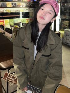 แจ็คเก็ตแบบอเมริกันวินเทจพับแขนยาวสำหรับผู้หญิงในฤดูใบไม้ผลิและฤดูใบไม้ร่วง เสื้อแจ็คเก็ตแบบลำลองสำหรับคู่รัก ปกแบบมีกระเป๋า ผ้าไหมน้ำแข็ง