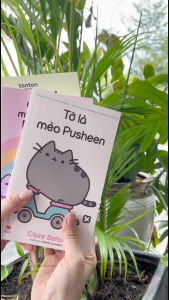 Sách - Tớ Là Mèo Pusheen Cuộc Sống Muôn Màu Của Pusheen Hội chân ngắn siêu lầy - Tặng Kèm Sticker - Kim Đồng