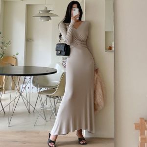 ชุดเดรสยาวทรงหางปลาเอวสูงคอวีผูกโบว์สไตล์เกาหลีสำหรับผู้หญิงในฤดูใบไม้ร่วงและฤดูหนาว ชุดเดรสยาวคลุมเข่าเอวสูง