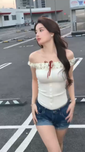 Jennyพร้อมส่ง🌷✨เสื้อยืดเสื้อปาดไหล่สวยๆผู้หญิง เสื้อยืดโชว์ไหล่ มีเชือกผูกได้ ลายดอกไม้ แต่งกแขนระบายเก๋ไก๋ สไตล์เกาหลี