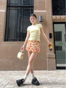 เสื้อยืดแขนสั้นถักสีเหลืองทรงสลิมฟิตสำหรับผู้หญิงในช่วงฤดูร้อนปี 2025 เสื้อตัวบนทรงสั้นทรงสลิมฟิตที่สวยงามสำหรับผู้หญิง