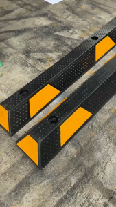 CHẶN BÁNH XE CAO SU ĐEN VÀNG KÍCH THƯỚC L1650mm x W140mm x H100mm
