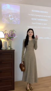 เดรสยาวทรงเอ กระดุมหน้า คอกลม แขนยาว ดีไซน์ผ้าร่องใหญ่ กระโปรงทรง A-Line ผ้าวิสโคส นุ่ม อบอุ่น สไตล์มินิมอล เดรสเรียบหรู #5505