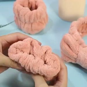 ชุดฟองน้ำแต่งหน้าพรีเมี่ยม 18 ชิ้น พร้อมที่คาดผมและกำไลข้อมือ สำหรับผิวทุกประเภท