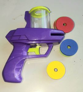 Một cây súng bằng nhựa bắn dĩa xốp rất đẹp dài 10cm và cao 14cm