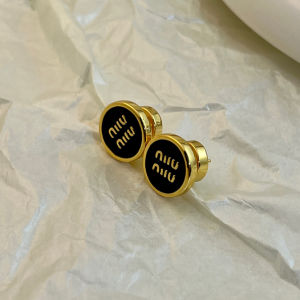 ต่างหูโลหะพ่นสีลาย M ตัวอักษร ต่างหูรูปวงกลมสไตล์ฝรั่งเศส ต่างหูแฟชั่นระดับไฮเอนด์ ต่างหูแบบมีหัวเข็มขัด