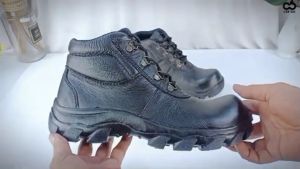 Sepatu safety boot pelindung besi ujung kaki / Bahan Kulit / Warna hitam / Model bertali / NFC 106
