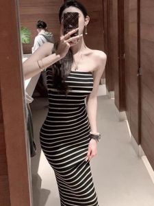 ชุดเดรสยาวทรงเข้ารูปลายทางสีดำและสีขาว กระโปรงทรงเอ แขนกุด ผ้าถัก ผ้าฝ้าย ระบายอากาศได้ดี สำหรับผู้หญิงวัย 18-24 ปี