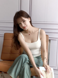 [Queens Secret] Ribbed Square Neck Off-the-shoulder Top with Cup Pads Short Slim-fit Base White Crop Top. Built-in cup bra-top. Four color options.