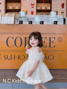 Đầm ren công chúa trắng kem trễ vai đáng yêu cho bé gái từ 8-18kg