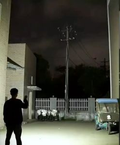 Đèn pin LED Cob mini loại đèn pha siêu sáng có móc khóa. Mặt sau có 2 thỏi nam châm hít rất mạnh và dính rất chắc có nam châm. Sạc pin bằng USB thời gian sử dụng rất lâu Độ chiếu sáng cao nhưng không hao pin sạc vì có đến 30 bóng LED nhỏ