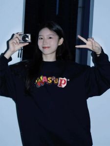 เสื้อสเวตเตอร์คอตั้งทรงหลวมพิมพ์ลายสีดำ WASSUP EMELY สำหรับผู้หญิง ฤดูใบไม้ร่วง/ฤดูหนาว 2024 เสื้อสเวตเตอร์คอกลมแบบสวมหัว