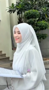 Abaya Wanita Terbaru: Model Simple Kekinian & Bahan Ceruty Babydoll\\n\\n Apa Itu Abaya Wanita Terbaru?\\n\\nAbaya wanita terbaru adalah pakaian tradisional yang dipakai oleh wanita Muslim di berbagai negara Timur Tengah. Namun, saat ini abaya telah menjadi tren fashion yang digemari oleh banyak wanita di seluruh dunia. Abaya terbaru menawarkan berbagai model simple kekinian dan bahan ceruty babydoll yang nyaman.\\n\\n Perkenalan Model Simple Kekinian\\n\\nModel abaya wanita terbaru saat ini banyak mengadopsi gaya simple kekinian yang tidak hanya menutup aurat namun juga tetap modis. Beberapa model simple kekinian yang populer antara lain:\\n\\n- Model abaya longgar dengan kerah berumbai\\n- Model abaya dengan detail bordir atau motif batik\\n- Model abaya dengan resleting samping\\n\\n Kelebihan Bahan Ceruty Babydoll\\n\\nBahan ceruty babydoll adalah salah satu bahan yang populer digunakan untuk pembuatan abaya wanita terbaru. Berikut beberapa kelebihan bahan ceruty babydoll:\\n\\n- Lembut dan nyaman digunakan\\n- Tidak mudah kusut\\n- Menyerap keringat dengan baik\\n- Mudah dicuci dan cepat kering\\n\\n Cara Memilih Abaya Wanita Terbaru\\n\\nMemilih abaya wanita terbaru yang tepat tentunya memerlukan beberapa pertimbangan. Berikut beberapa tips memilih abaya wanita terbaru:\\n\\n Tips Memilih Model Simple Kekinian\\n\\n- Pilih model simple kekinian yang sesuai dengan bentuk tubuh Anda\\n- Perhatikan detail dan finishing model abaya\\n- Pilih model abaya yang bisa dipadukan dengan berbagai outfit\\n\\n Mengenal Bahan Ceruty Babydoll\\n\\n- Perhatikan tekstur dan warna bahan ceruty babydoll\\n- Pastikan bahan ceruty babydoll tidak mudah kusut dan mudah dicuci\\n- Jangan lupa untuk memeriksa kehalusan jahitan pada abaya\\n\\n Abaya Wanita Terbaru: COD Promo & Trendy Elegan Mewah\\n\\nAbaya wanita terbaru tidak hanya menawarkan model simple kekinian dan bahan ceruty babydoll yang nyaman, namun juga tersedia dalam promo COD (Cash On Delivery) yang bisa Anda nikmati. Berikut beberapa informasi tentang abaya wanita terbaru dengan COD promo:\\n\\n Informasi Tentang COD Promo\\n\\nCOD promo adalah salah satu metode pembayaran yang ditawarkan oleh penjual abaya wanita terbaru. Dengan COD promo, Anda bisa memesan abaya wanita terbaru tanpa harus membayar di awal dan baru membayar ketika barang sudah sampai di rumah Anda.\\n\\n Bagaimana Mendapatkan Abaya Wanita Terbaru Dengan COD Promo?\\n\\nUntuk mendapatkan abaya wanita terbaru dengan COD promo, Anda bisa mengunjungi toko online atau marketplace yang menjual abaya wanita terbaru dan memilih metode pembayaran COD promo.\\n\\n Kelebihan Abaya Wanita Terbaru Dengan COD Promo\\n\\nBerikut beberapa kelebihan abaya wanita terbaru dengan COD promo:\\n\\n- Anda bisa melihat langsung barang sebelum membayar\\n- Tidak perlu khawatir jika barang tidak sesuai dengan yang diharapkan\\n- Bisa menghemat uang dengan promo yang ditawarkan\\n\\n Kesimpulan\\n\\nAbaya wanita terbaru model simple kekinian dan bahan ceruty babydoll merupakan pilihan tepat bagi Anda yang ingin tampil modis namun tetap menutup aurat. Dengan memilih abaya wanita terbaru dengan COD promo, Anda bisa mendapatkan abaya yang trendy, elegan, dan mewah dengan harga yang terjangkau.\\n\\n Ringkasan Penting Tentang Abaya Wanita Terbaru\\n\\n- Abaya wanita terbaru model simple kekinian dan bahan ceruty babydoll\\n- COD promo tersedia untuk pembelian abaya wanita terbaru\\n- Abaya wanita terbaru bisa dipadukan dengan berbagai outfit\\n\\n Saran Untuk Membeli Abaya Wanita Terbaru\\n\\n- Pilih model simple kekinian yang sesuai dengan bentuk tubuh Anda\\n- Perhatikan tekstur dan warna bahan ceruty babydoll\\n- Pilih abaya wanita terbaru dengan COD promo untuk mendapatkan harga terbaik\n}