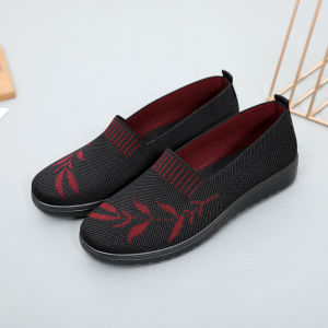 รองเท้าผ้าปักกิ่งแบบสวมระบายอากาศแบบสวมสําหรับผู้หญิงสูงอายุฤดูใบไม้ผลิฤดูใบไม้ร่วงหนึ่งเหยียบส้นต่ํายางแต่เพียงผู้เดียวฉีดแรงดัน