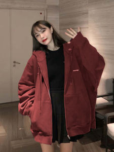 เสื้อสเวตเตอร์ฮู้ดสีแดง ทรงหลวม สำหรับผู้หญิง ฤดูใบไม้ผลิและฤดูใบไม้ร่วง 2025 ใหม่ แจ็คเก็ตคาร์ดิแกนซิปแบบคลุมสะโพก แขนยาว สไตล์วินเทจ